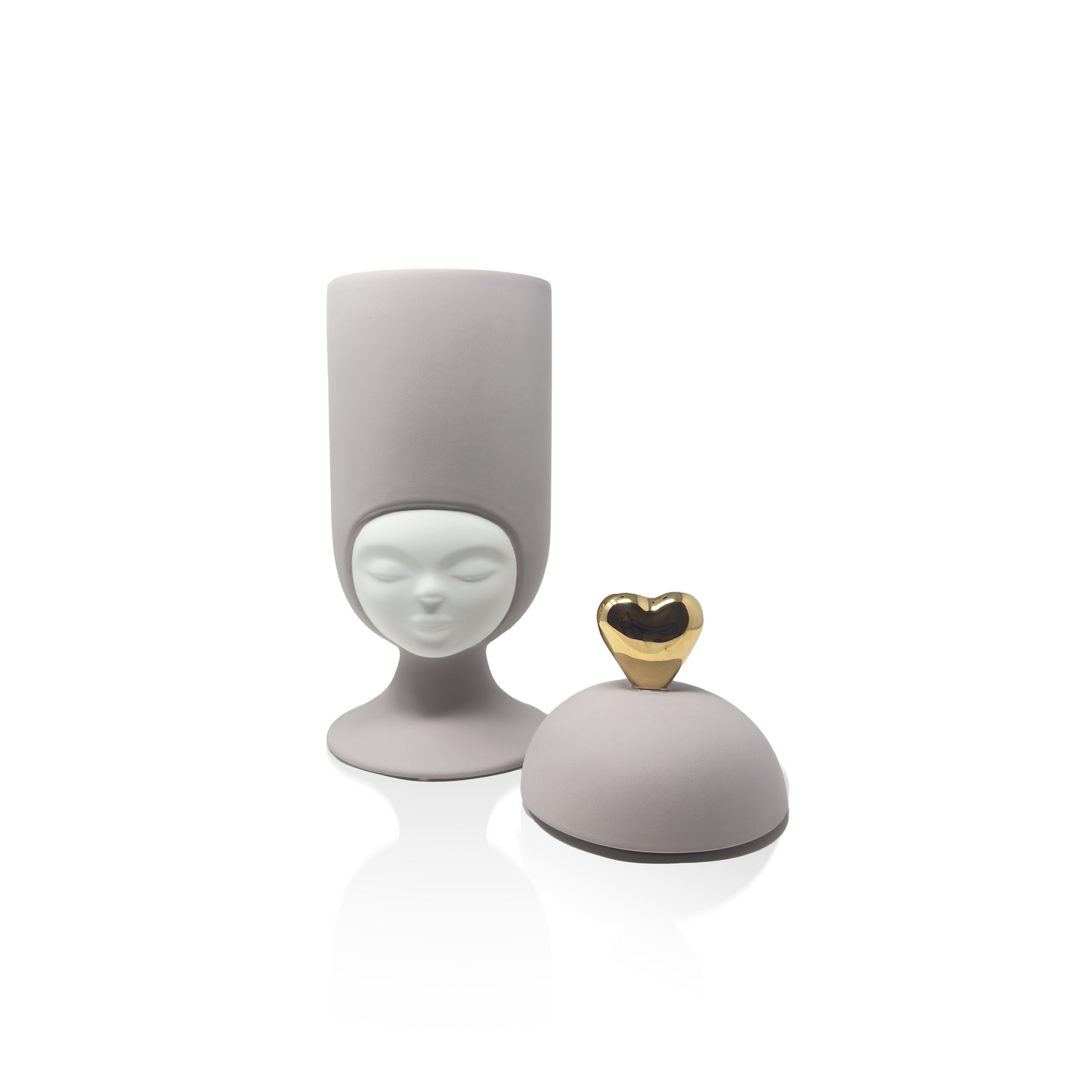 Clara in Love - Light Gray Sculpture