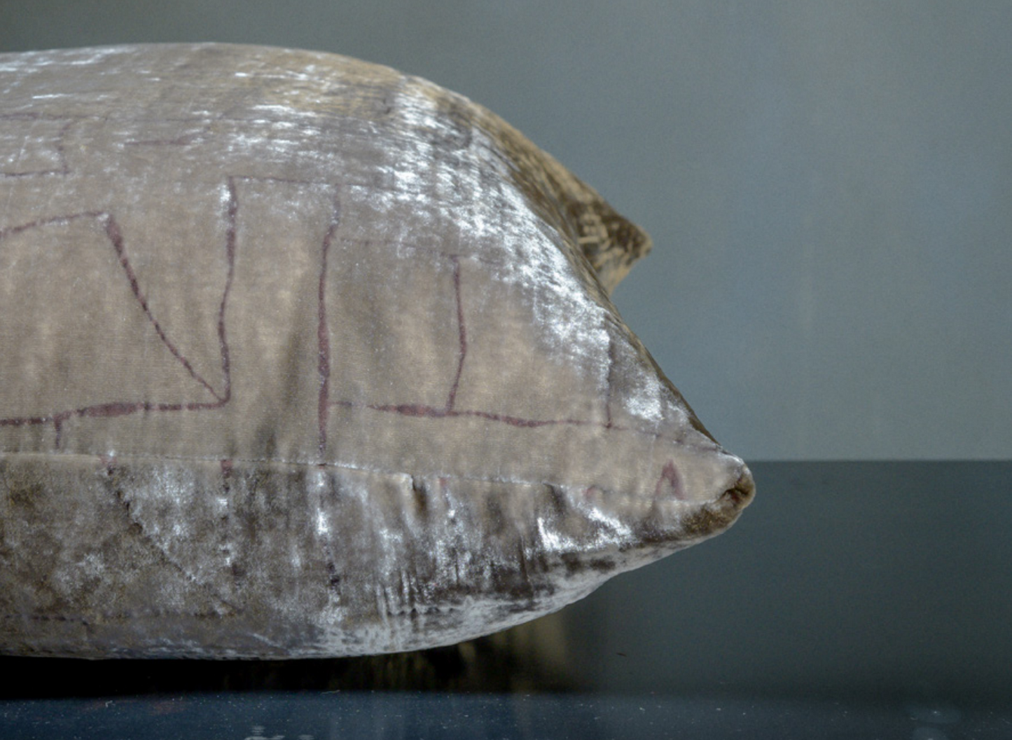 Hottonia Pillow 24 x 24